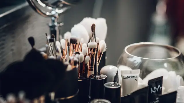 اصنعي اجمل تسريحه في العاب صالون البنات